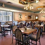 Travelodge By Wyndham Milwaukee 